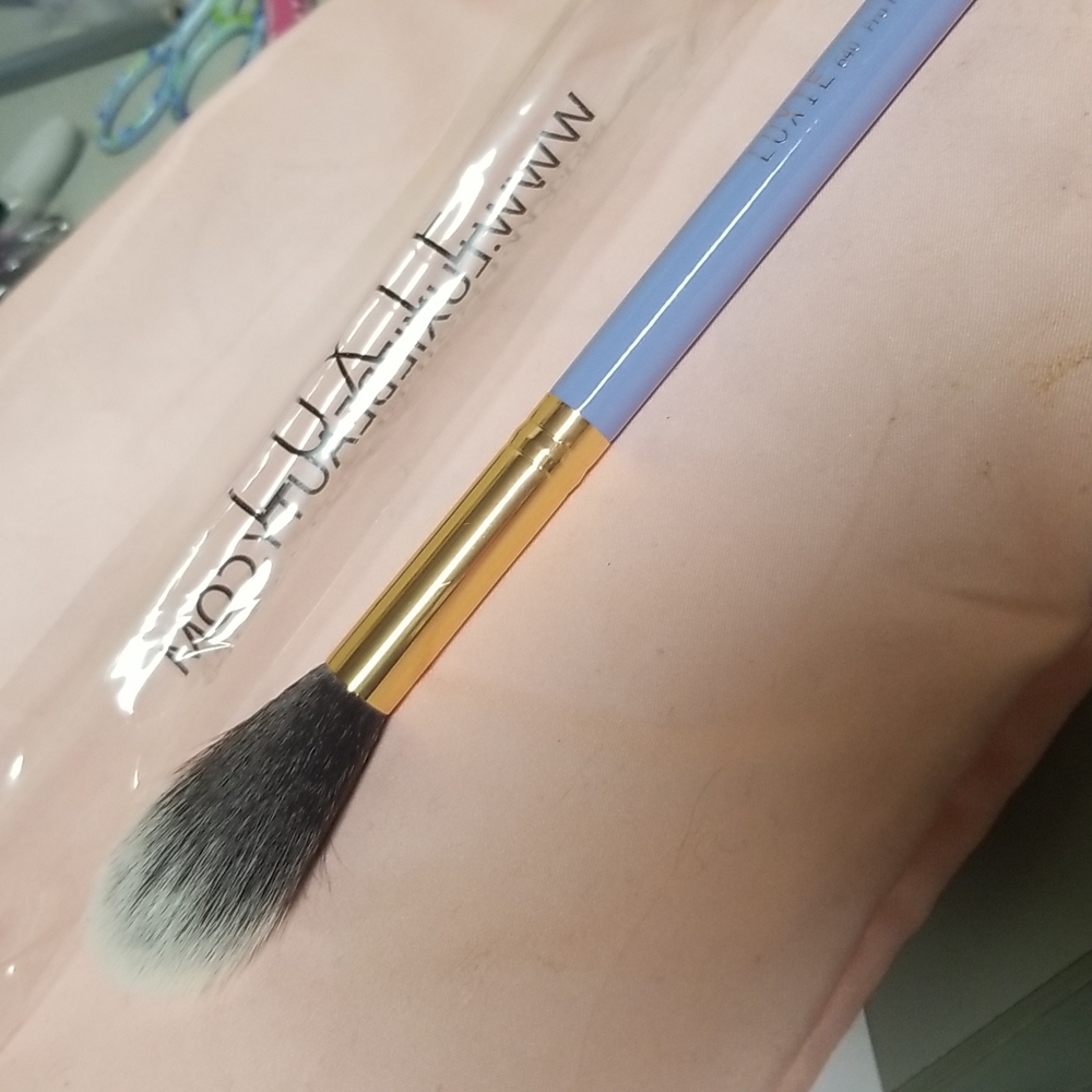4/25 bundle item. Luxie 640 Tapered Brush